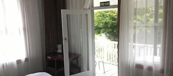 Te Puia Hot Springs Hotel