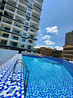 Outdoor pool - Lux Suites Capital Rise Apartments (Nairobi)