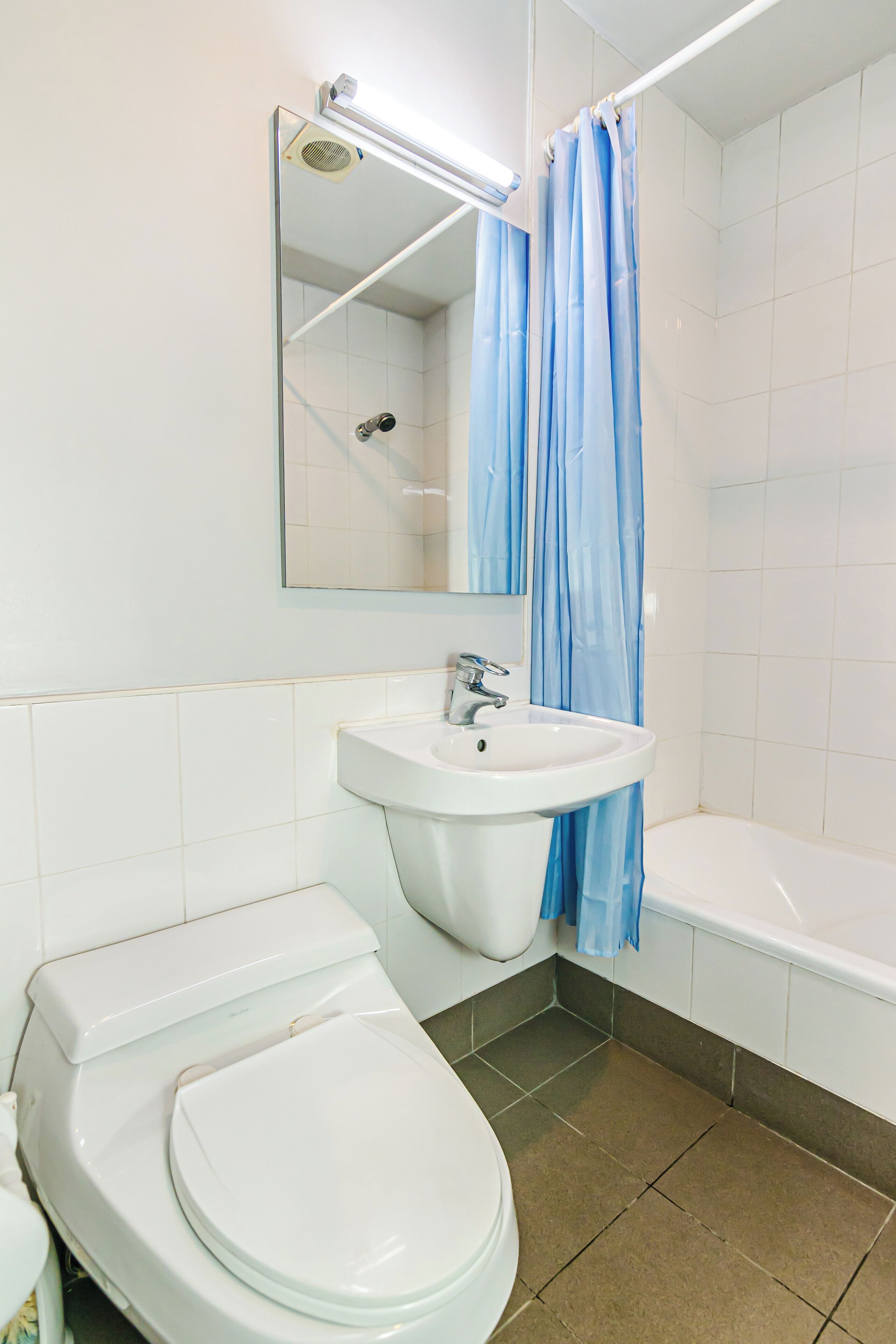 Une salle de bain avec des toilettes, un lavabo et une baignoire.