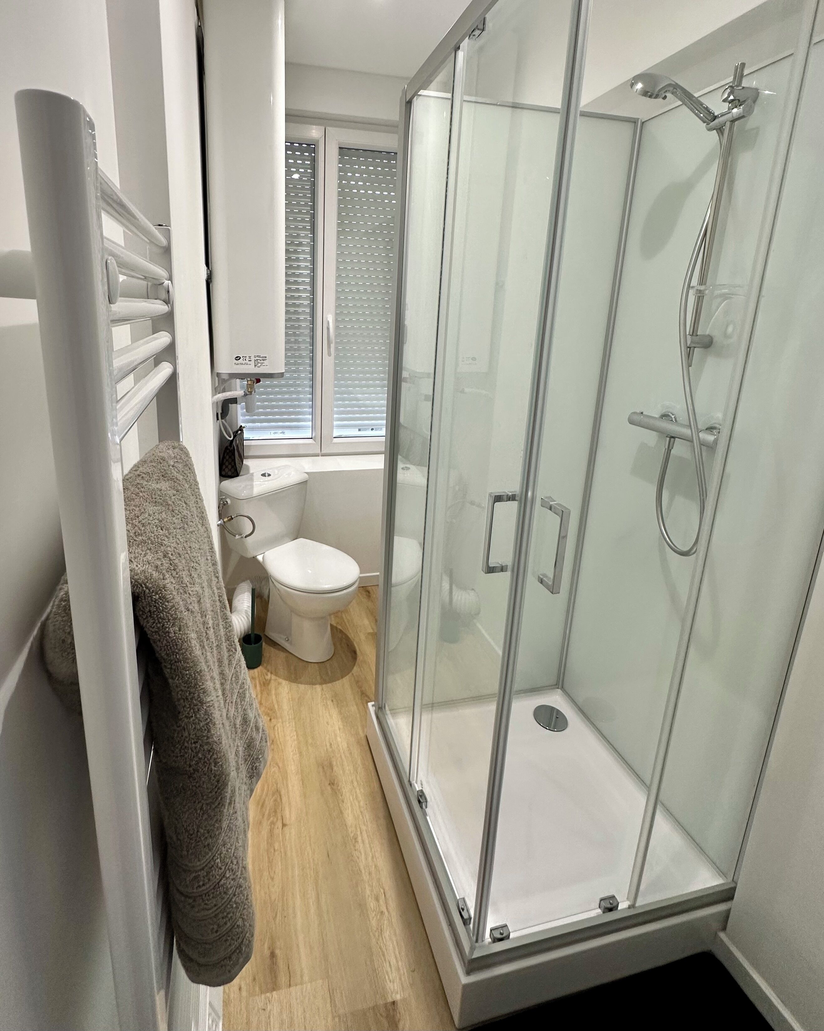 Douche, sèche-cheveux, serviettes fournies, savon