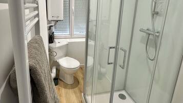 Douche, sĂšche-cheveux, serviettes fournies, savon