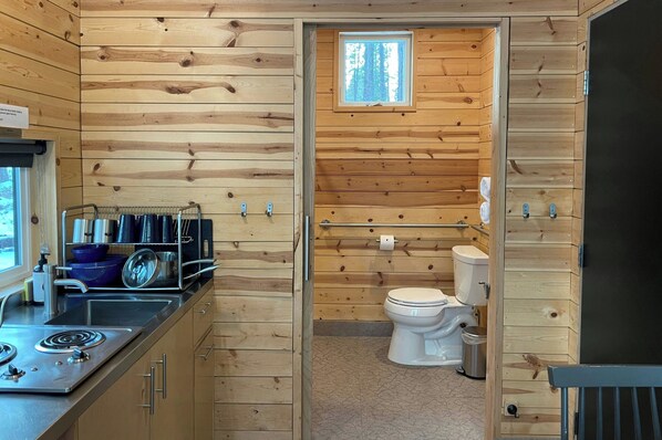Chalet rustique, 1 grand lit | Salle de bain | Douche, serviettes fournies, savon, shampooing