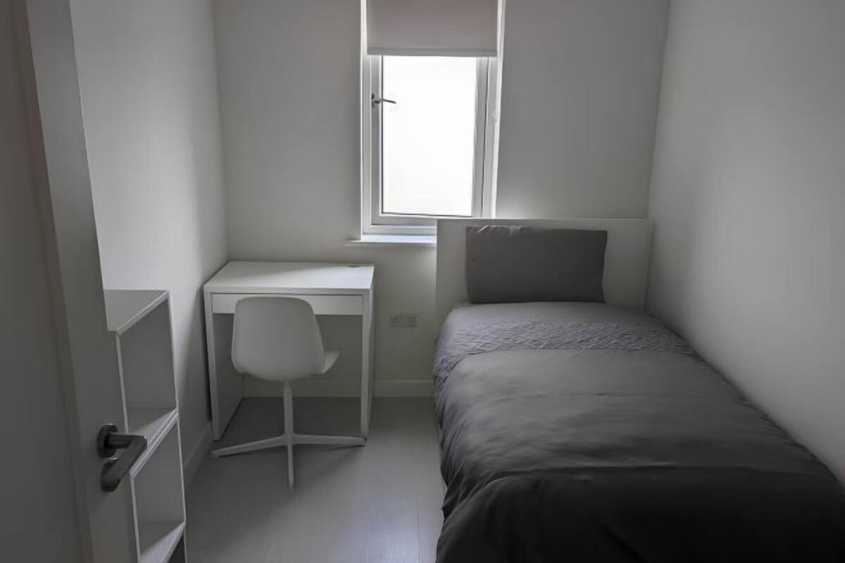 Desk, laptop workspace, WiFi (free)