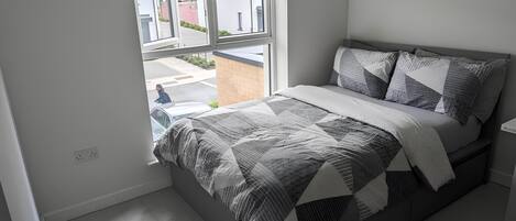 Doppelzimmer, Blick auf den Innenhof | Schreibtisch, laptopgeeigneter Arbeitsplatz, kostenloses WLAN