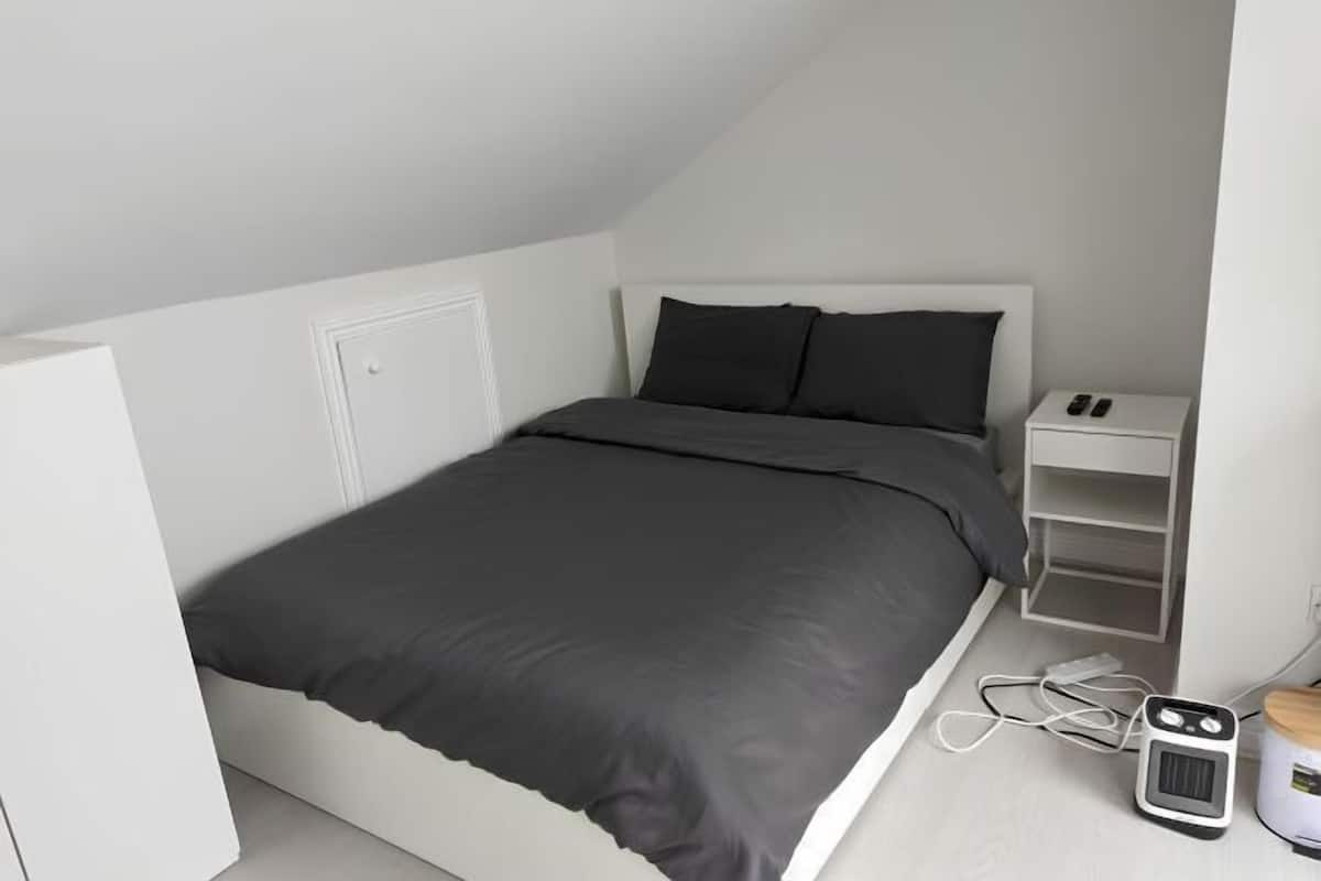 Desk, laptop workspace, WiFi (free)