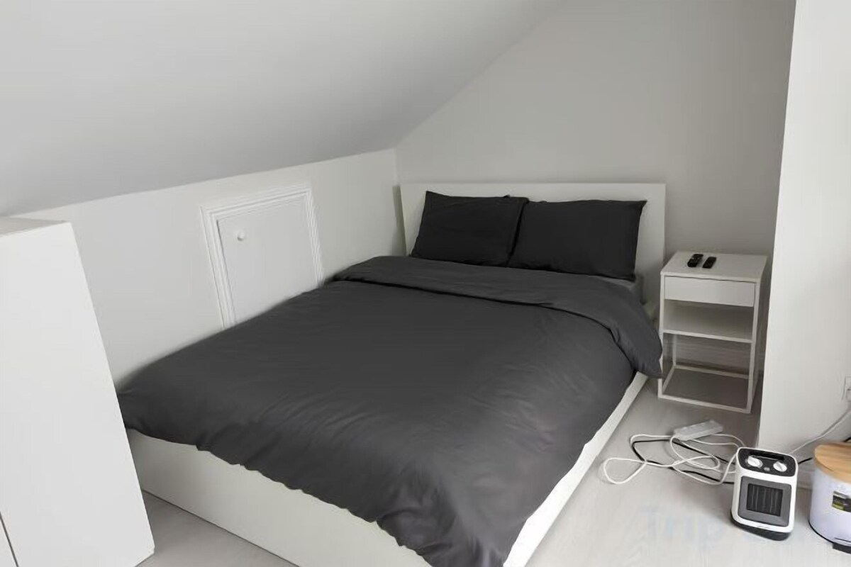 Desk, laptop workspace, WiFi (free)