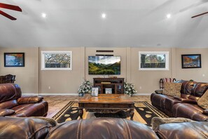 Una Smart TV, una chimenea, videojuegos