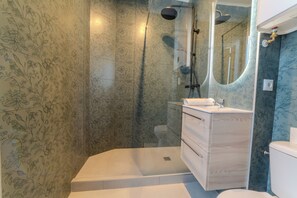 Asciugacapelli, asciugamani, sapone, carta igienica