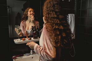 Dusche, Haartrockner, Handtücher, Seife