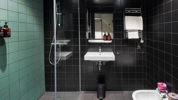 Dusj, hårføner, håndklær og såpe