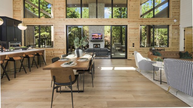 Una cocina amplia con comedor, ventanas grandes y chimenea.