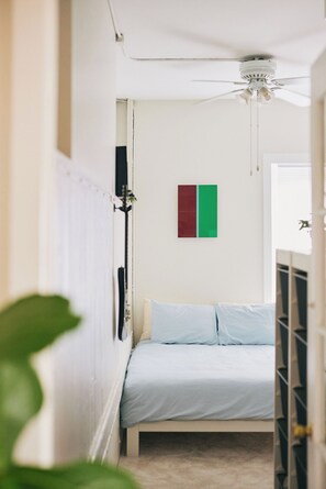 2 slaapkamers, een bureau, een strijkplank/strijkijzer, wifi