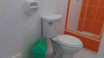 Toallas, jabón, papel de baño