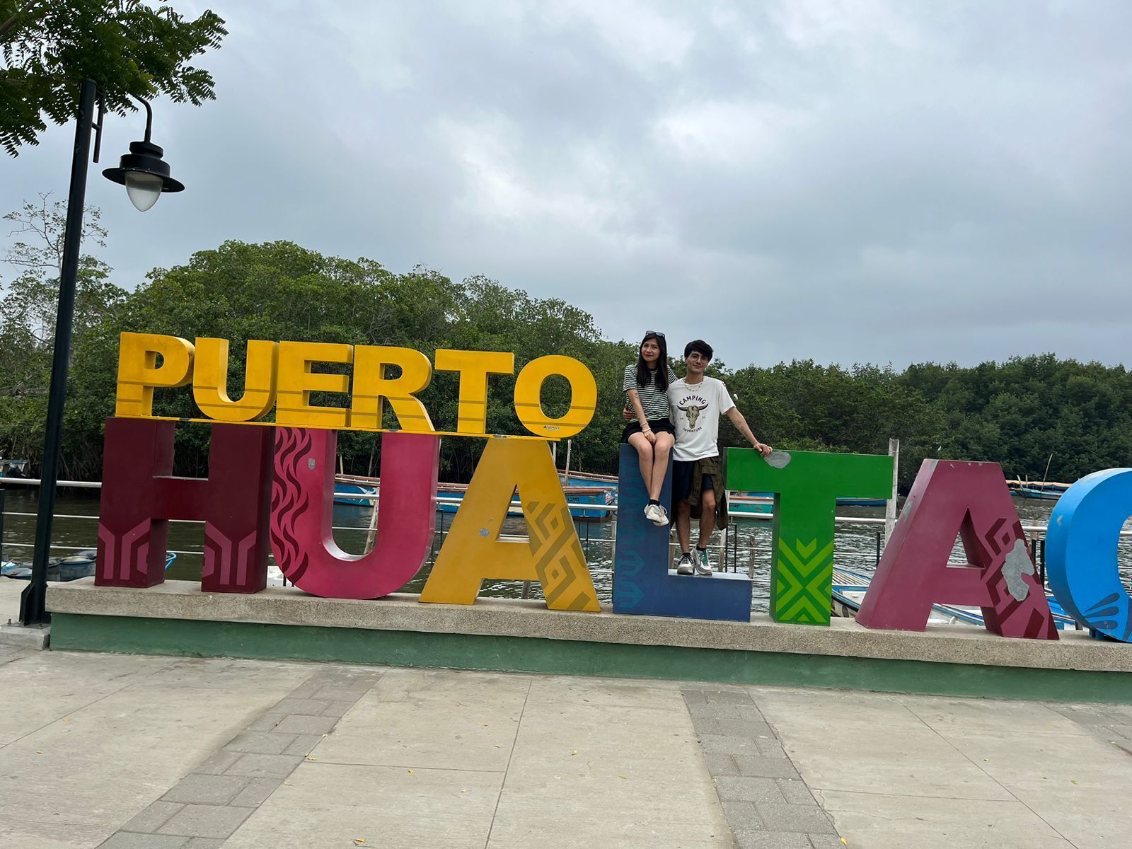 Um grande letreiro ao ar livre com as palavras "PUERTO HUAHTÁN" em letras coloridas.
