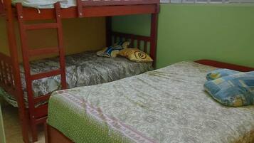Un dormitori amb lliteres i un llit individual.