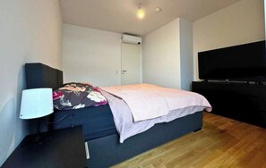 3 quartos, berço de viagem, Wi-Fi, roupa de cama