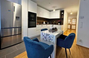 Geladeira, micro-ondas, fogão, cooktop