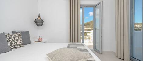 2 sovrum, skrivbord, strykjärn/strykbräda och resesäng