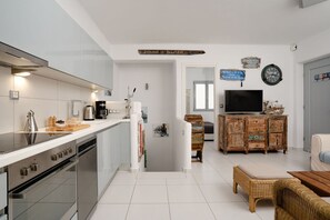 Fridge, stovetop, dishwasher, coffee/tea maker - Villa Albion, Agios Prokopios Naxos (Stelida Naxos)