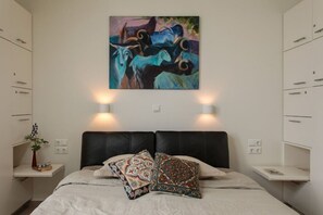 2 عدّة غرف نوم ومكتب ومكواة/لوح كي وسرير سفر