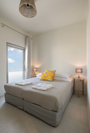 3 chambres, bureau, fer et planche à repasser, lit parapluie