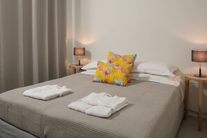 3 dormitorios, escritorio, tabla de planchar con plancha y cuna de viaje