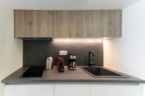 Fridge, oven, stovetop, coffee/tea maker