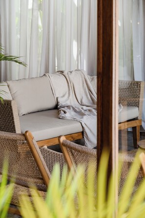 Smart TV - Indah Sun Villa | Private Pool | 3BR | Pererenan, 2 Min to Cafés (Mengwi, Kabupaten Badung)