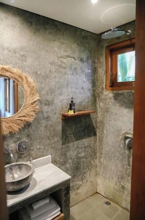 Hair dryer, towels, soap, shampoo - Stylish 3-Bdr Villa in Pererenan (Mengwi, Kabupaten Badung)