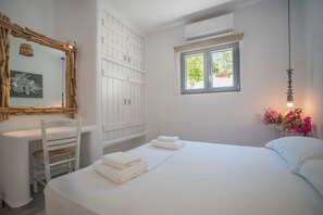 3 bedrooms, desk, iron/ironing board, travel crib