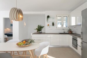 Kylskåp, ugn, spishäll och diskmaskin