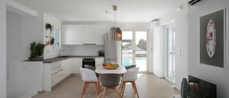 Réfrigérateur, four, plaque de cuisson, lave-vaisselle