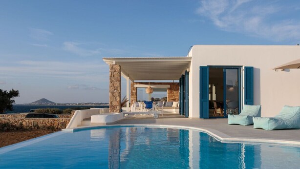 A modern poolside area with a clear view of the sea and a mountain in the distance. - Villa Salt Mikri Vigla Naxos (Mikri Vigla)