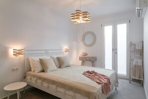 4 chambres, bureau, fer et planche à repasser, lit parapluie