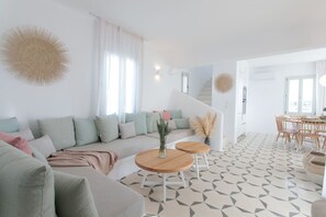 TV, books - Villa Thija Glyfada Naxos Island (Καστράκι)