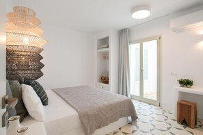 4 habitaciones, escritorio y tabla de planchar con plancha 