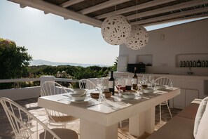Outdoor dining - Villa Thija Glyfada Naxos Island (Καστράκι)