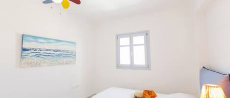 4 habitaciones, escritorio y tabla de planchar con plancha