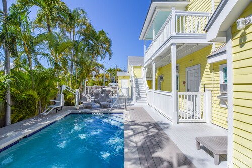 Claude Monet Suite | Cozy Studio with Pool & Patio