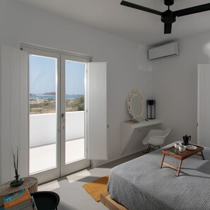 3 bedrooms, desk, iron/ironing board, travel crib