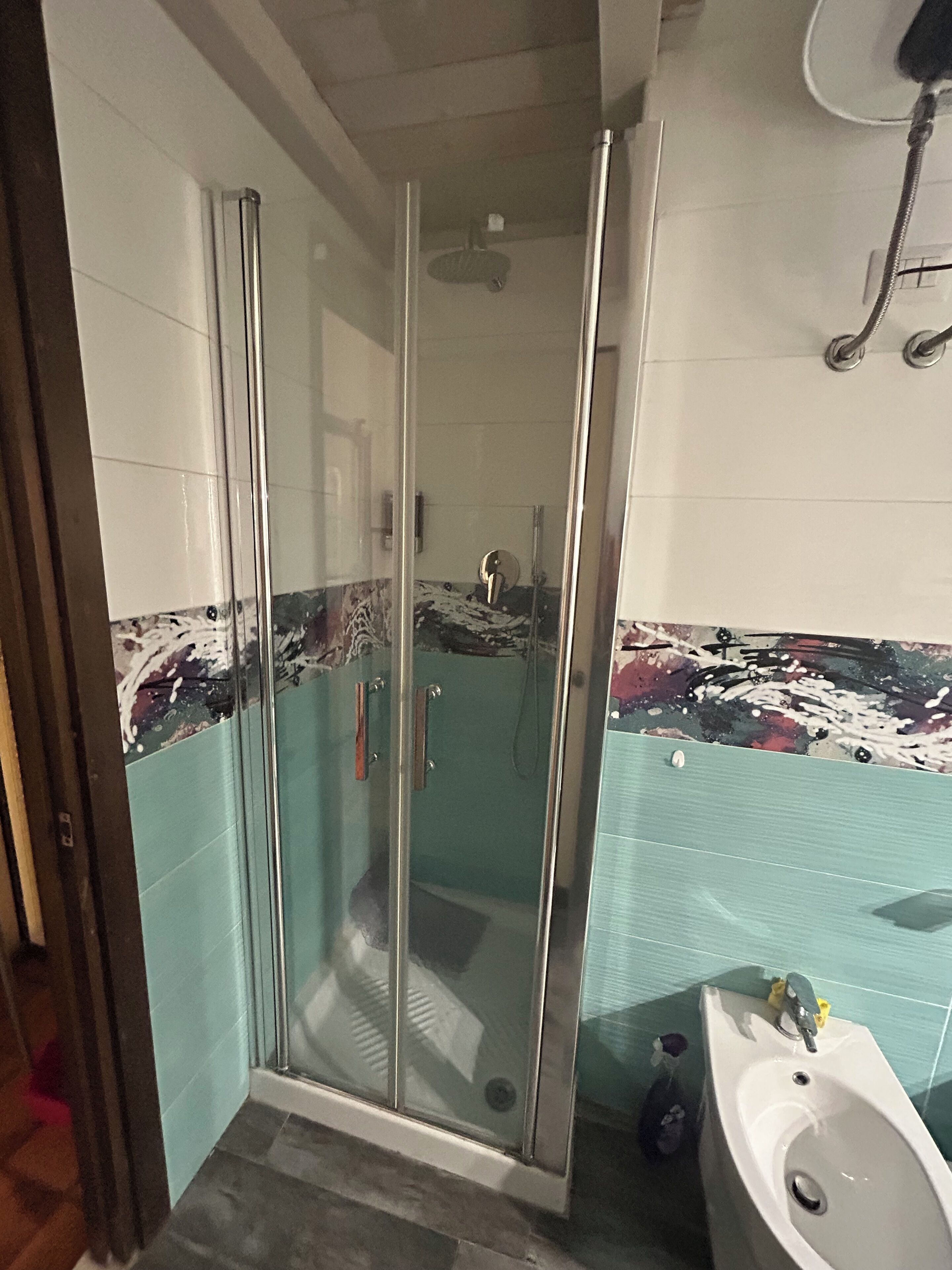 Doccia, asciugacapelli, bidet, asciugamani