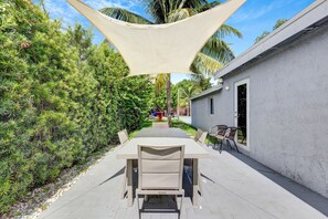 Outdoor dining - Vibrant & Sleek Miami Pool Home (Miami)