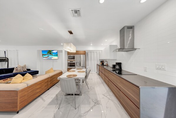 Een magnetron, een oven, een kookplaat, een vaatwasser