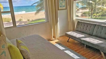 Tabla de planchar con plancha, wifi gratis y ropa de cama