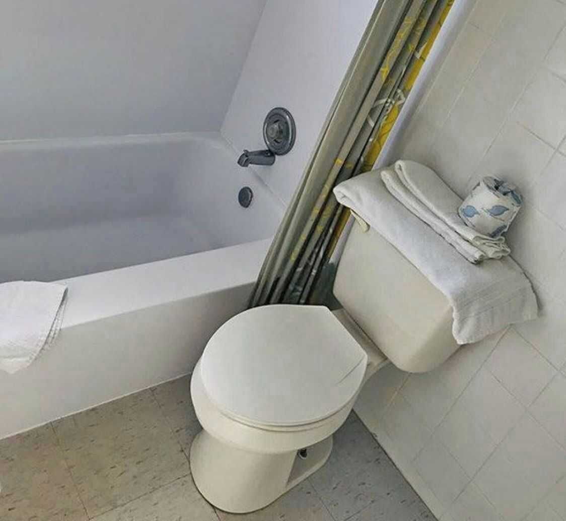 Secador de cabelo, toalhas de banho