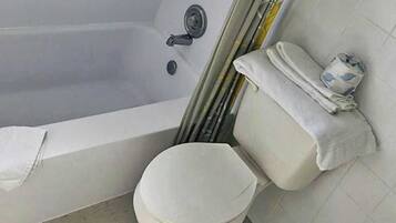 Secador de cabelo, toalhas de banho