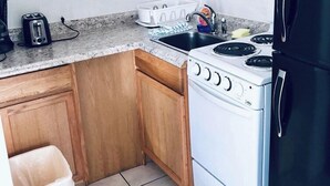 Coffee/tea maker, stovetop, toaster, cookware/dishes/utensils - Queen Studio-Full Kitchen,Tiki Area, Overlooking the Beach (Pompano Beach)