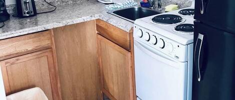 Plaque de cuisson, cafetière/bouilloire, grille-pain