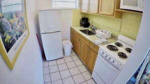 Coffee/tea maker, fridge, microwave, oven - Cozy Queen Studio with Kitchen and Scenic Beach Views (Pompano Beach)