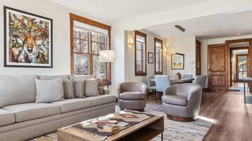 Een televisie en een open haard